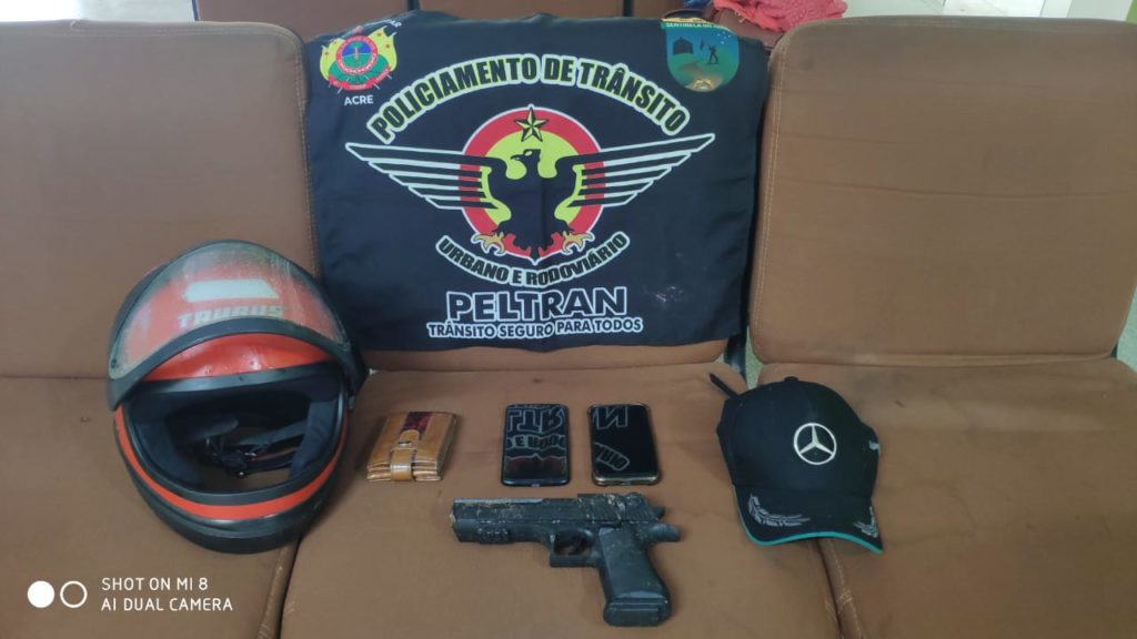 Polícia prende dois bandidos e recupera objetos roubados em Cruzeiro do Sul