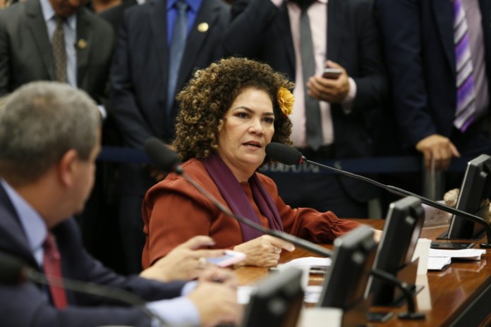 “São desastrosas”, diz deputada Perpétua sobre PECs enviadas pelo Governo ao Senado que congelam salário mínimo e prejudicam Saúde e Educação
