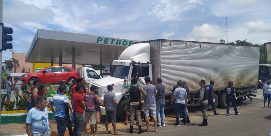 Caminhoneiro é encontrado morto dentro de caminhão no Centro de Cruzeiro do Sul