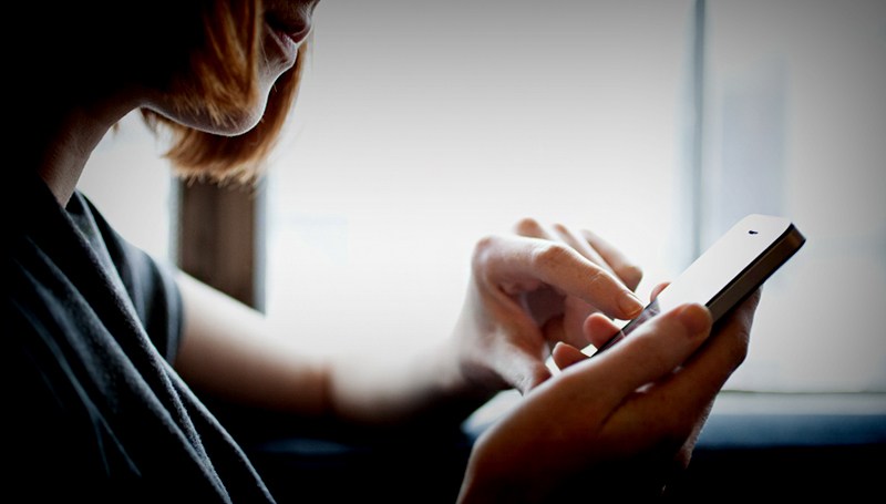 Mulher viciada em celular perde visão por uso excessivo do aparelho