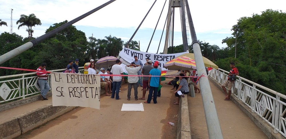 Bolivianos em protesto saem do território brasileiro, mas fronteira do Acre segue fechada