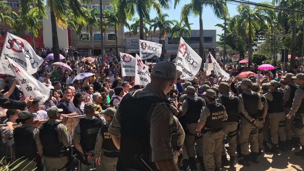 Aleac proíbe entrada de manifestantes na votação da reforma da Previdência e eles protestam: ‘abaixo a ditadura’