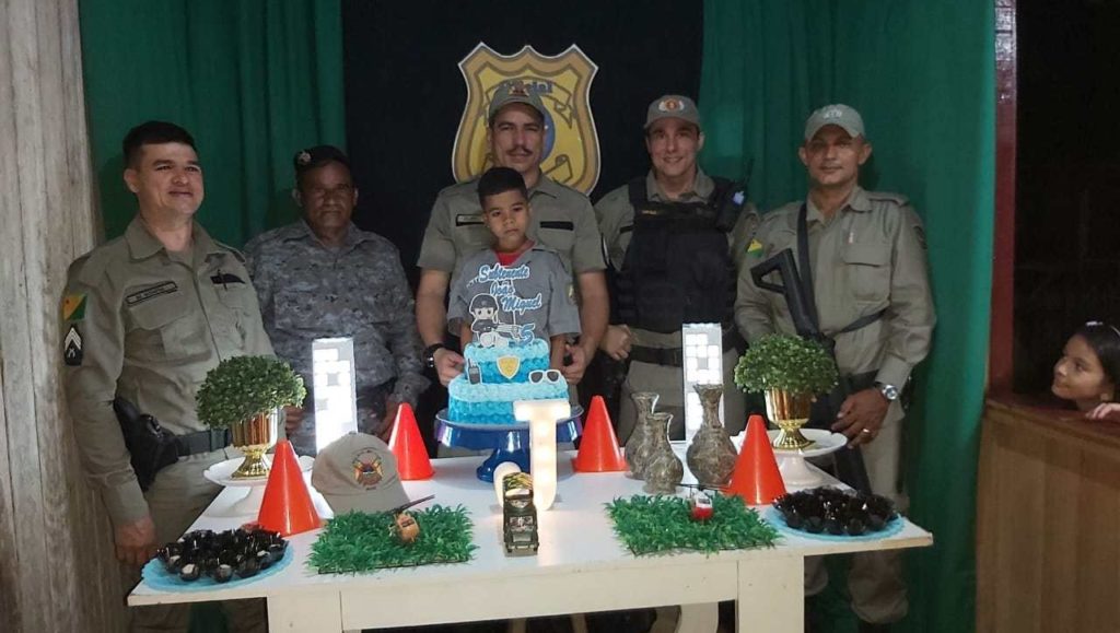 Em Feijó, criança fã de policiais ganha festa com presença surpresa de militares