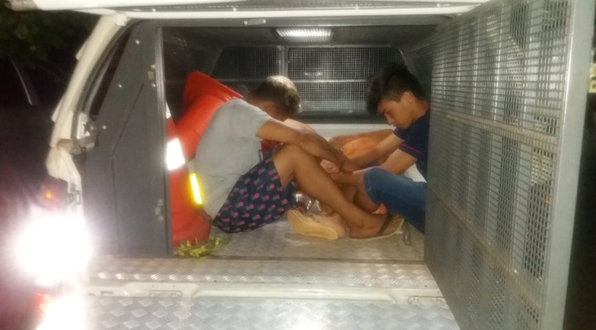 Homem é preso e menor apreendido por roubo de carro
