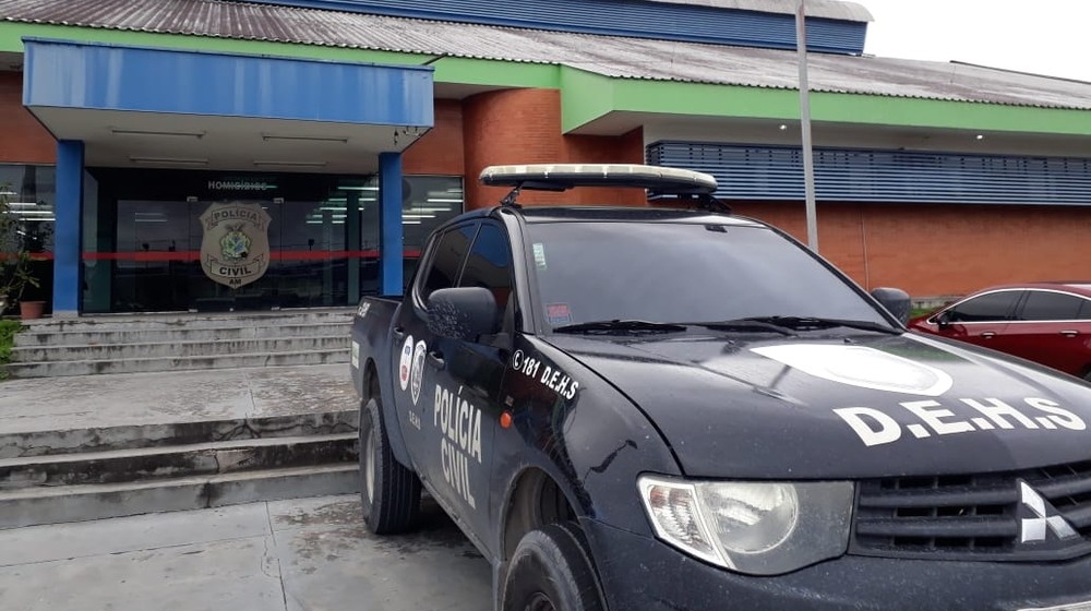 Mulher é morta a tiros em bar após se negar a entregar celular para criminosos em Manaus