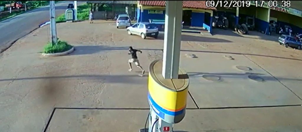 Vídeo: Policial Militar de folga enfrenta assaltante enquanto abastecia, em Senador Guiomard