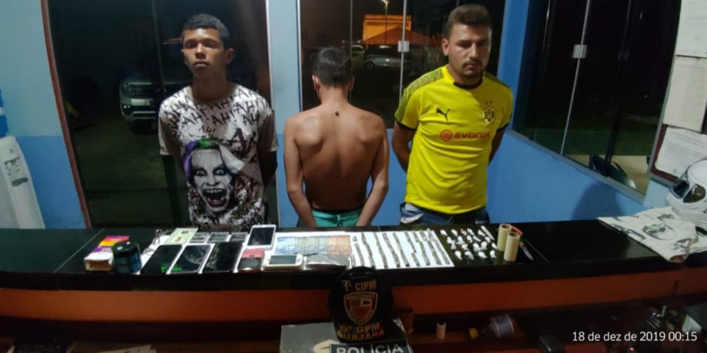 Em Guajará, dois jovens são presos e um menor é apreendido por tráfico de drogas
