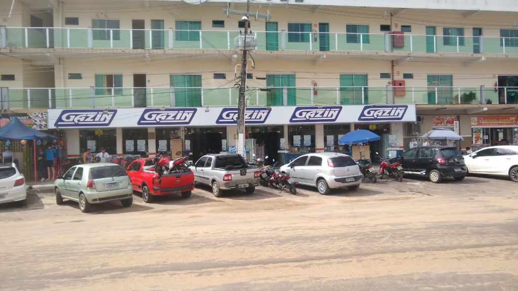 Em Cruzeiro do Sul, homens armados invadem loja e roubam celulares