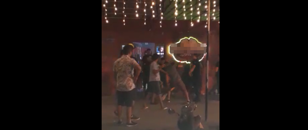 Durante bebedeira, homens trocam socos e pontapés em distribuidora no Centro de Cruzeiro do Sul; assista