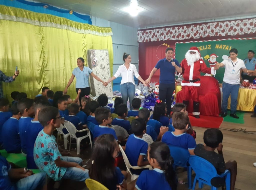 Gladson Cameli apadrinha cartas dos Correios e entrega presentes em Cruzeiro do Sul