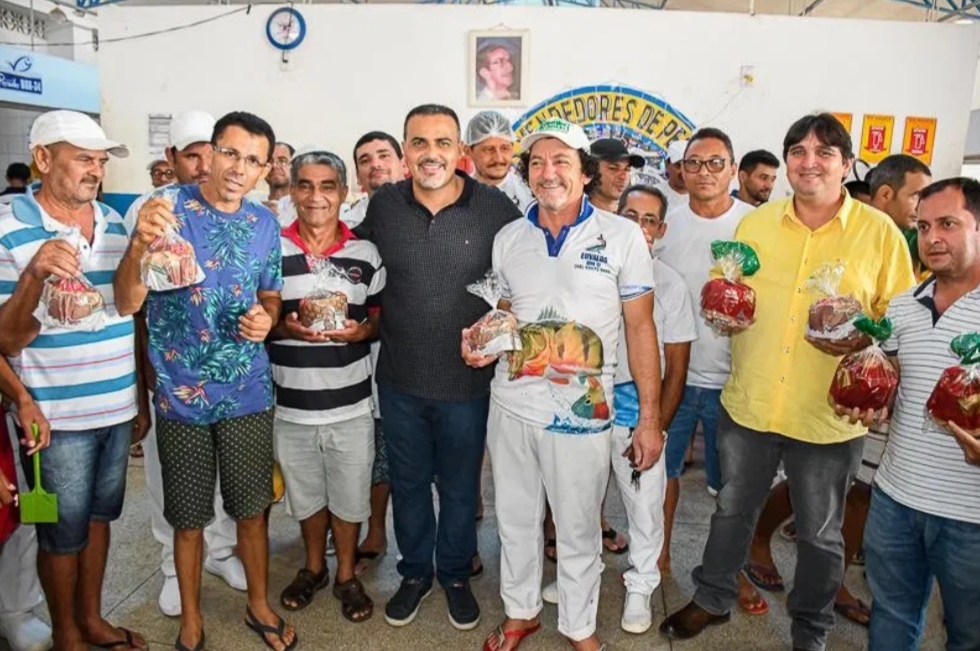 Ilderlei entrega mais de 3 mil panetones a trabalhadores de diversas categorias