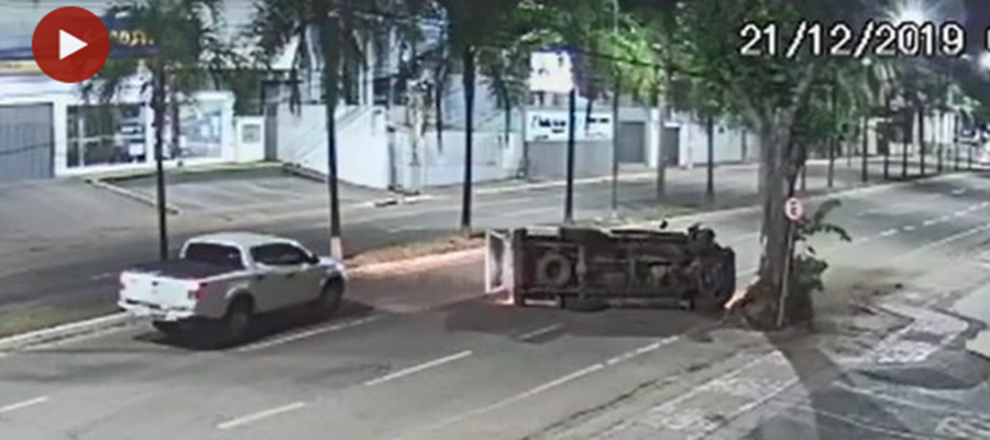 Vídeo: policial dorme ao volante, colide com árvore e capota viatura na Avenida Ceará