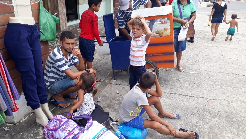 Sem conseguir sacar benefício, idosos passam mal e crianças choram com fome em frente a lotéricas de Cruzeiro do Sul