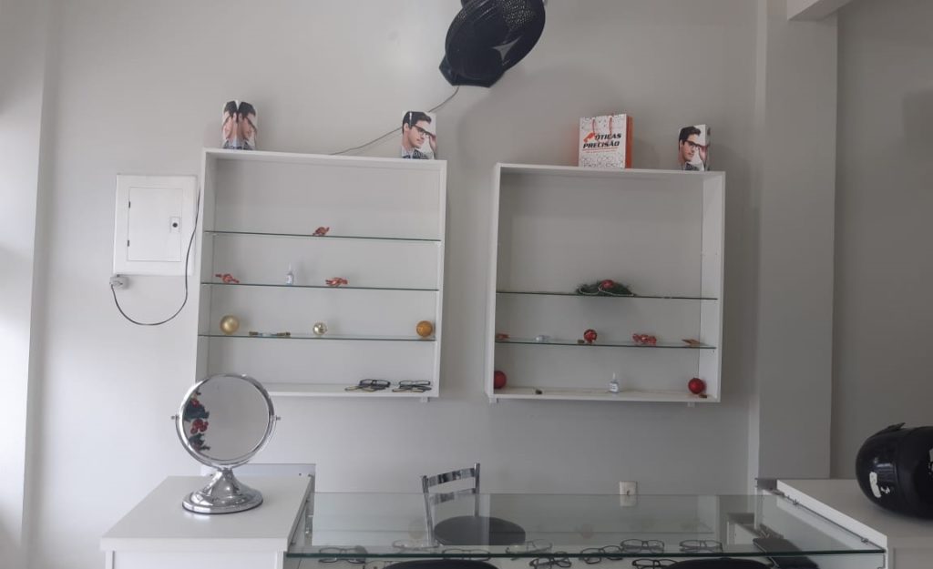 Em Cruzeiro do Sul, bandidos arrombam ótica e levam dinheiro e armações