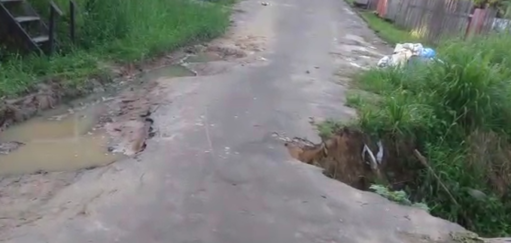 Morador grava vídeo e pede melhorias na rua Leopoldo de Bulhões; assista