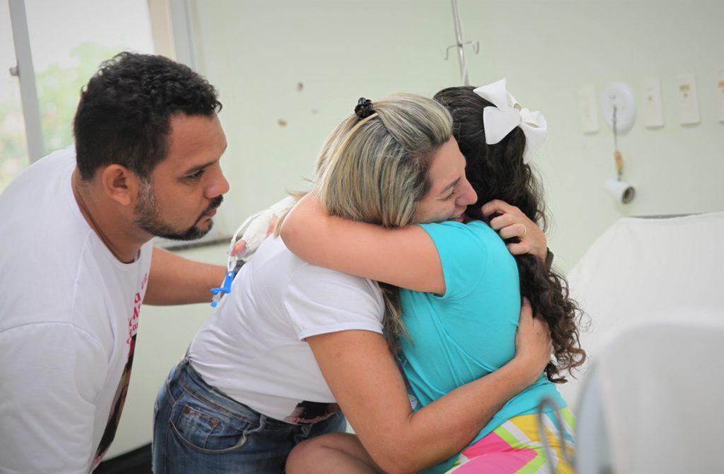 Crianças recebem medicação para tratamento de atrofia muscular