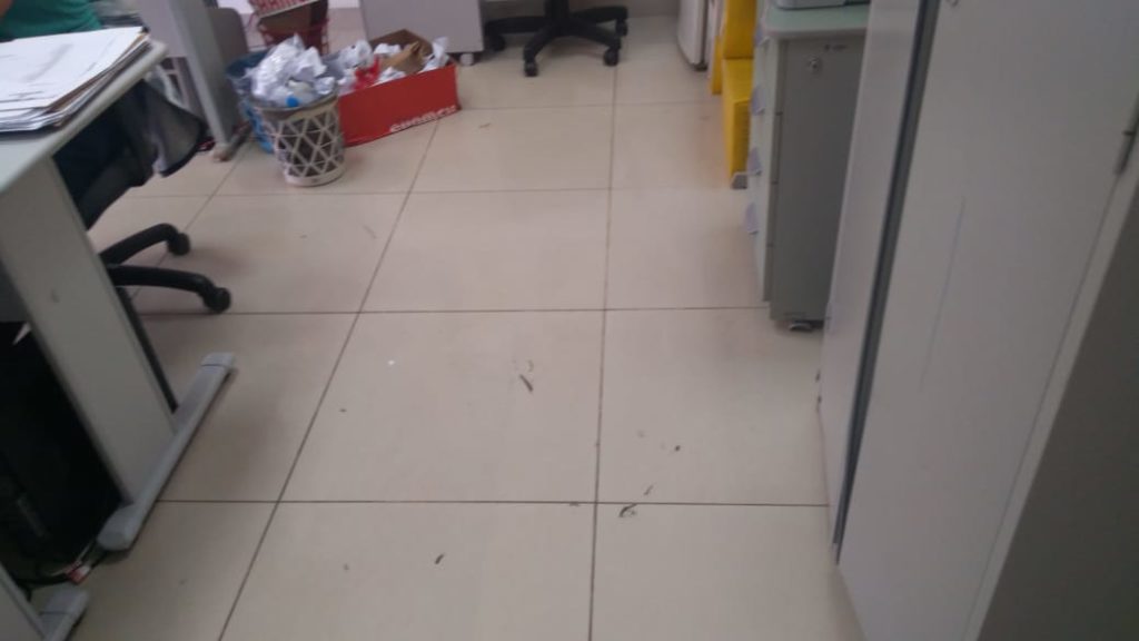 Servidores do Detran são obrigados a limparem salas e banheiros