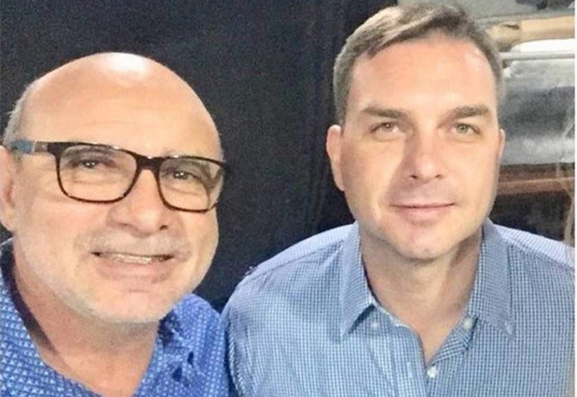 MP faz buscas em endereços ligados a Queiroz e família Bolsonaro