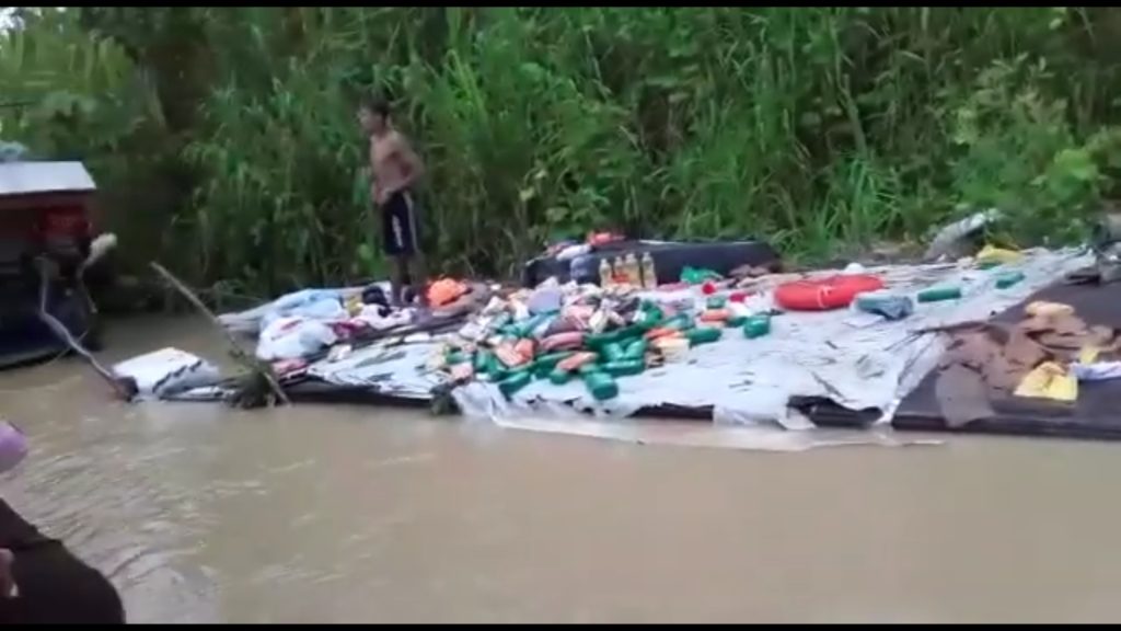 Barco afunda com mais de 17 toneladas de mercadoria no Rio Juruá
