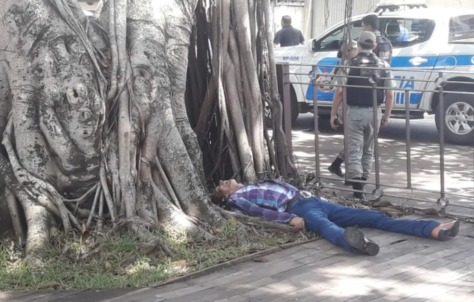 Peão de fazenda é morto com uma facada do peito na Capital