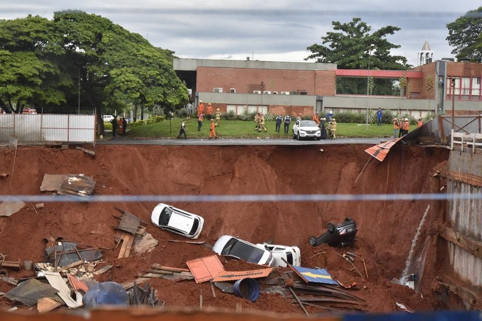 Vídeos: No DF, cratera se abre em obra na Asa Sul e engole carros