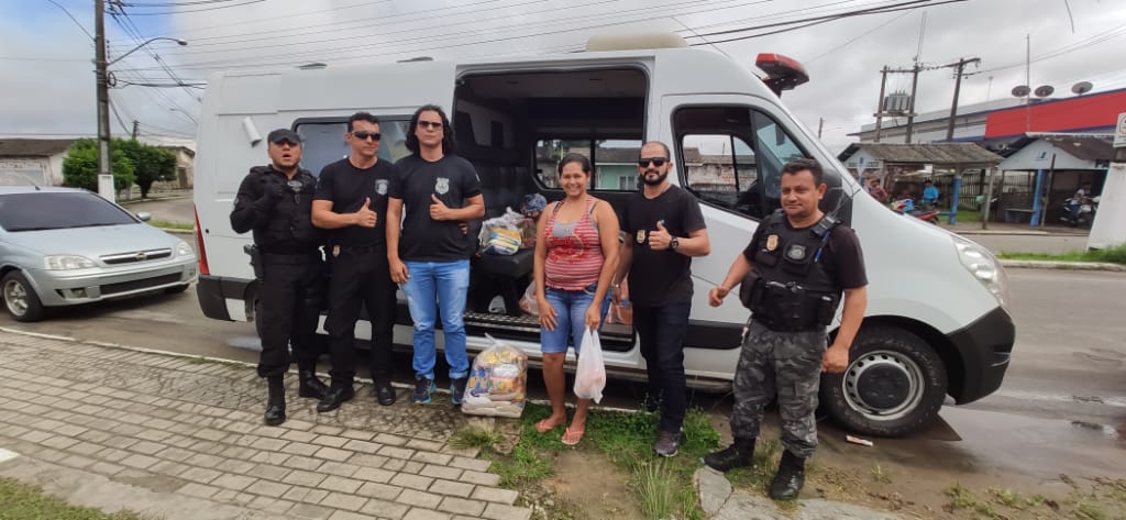 Policiais penais distribuem cestas básicas a famílias carentes do Juruá