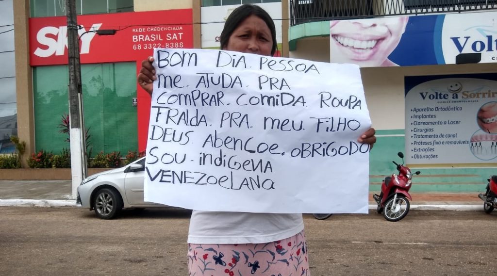 Venezuelanos são vistos vagando em sinais no centro de Cruzeiro do Sul pedindo ajuda a populares