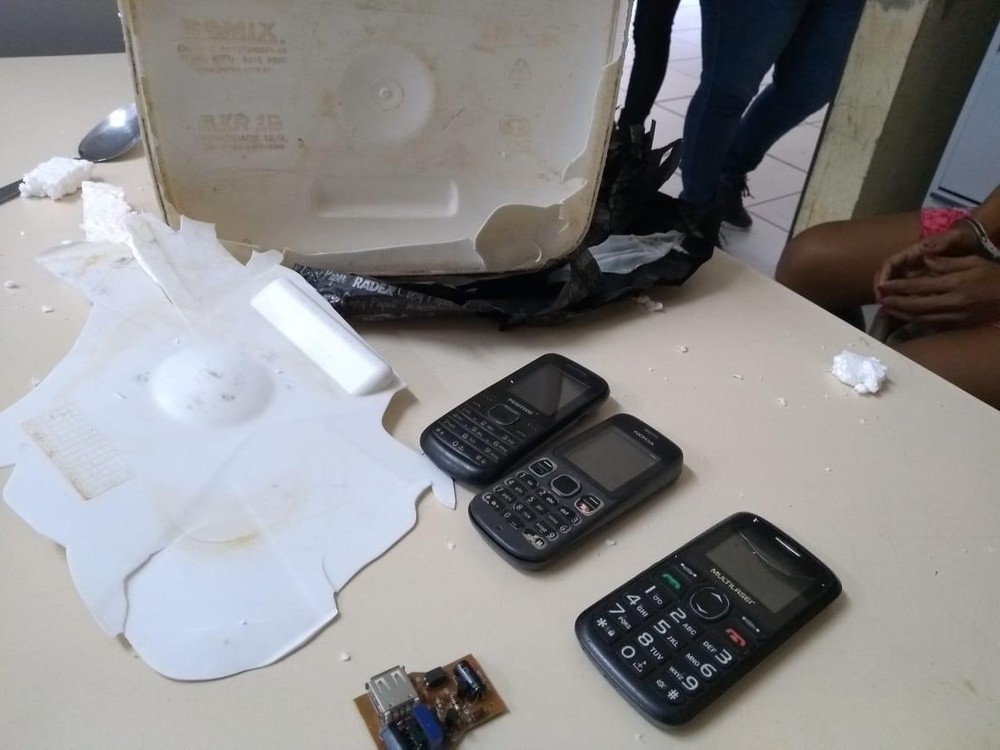 Mulher é presa ao tentar entrar em presídio no AC com celulares escondidos em fundo falso de balde