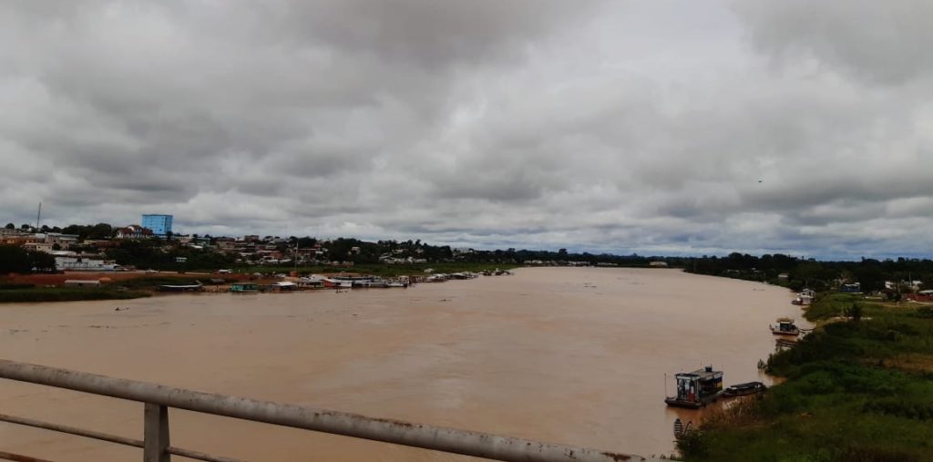 Com chuvas intensas, nível do Rio Juruá segue subindo rapidamente