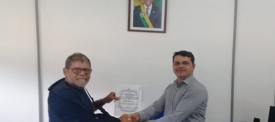 Vereador homenageia gerente do Deracre de Cruzeiro enquanto moradores reclamam das péssimas condições dos ramais