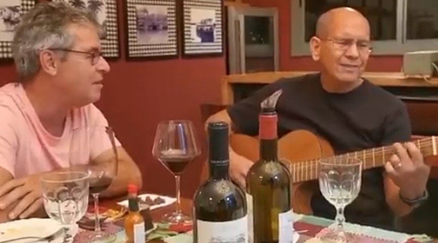 Com vinho e violão, Jorge e Anibal cantam Beatles e se despedem de 2019: “Ano difícil”