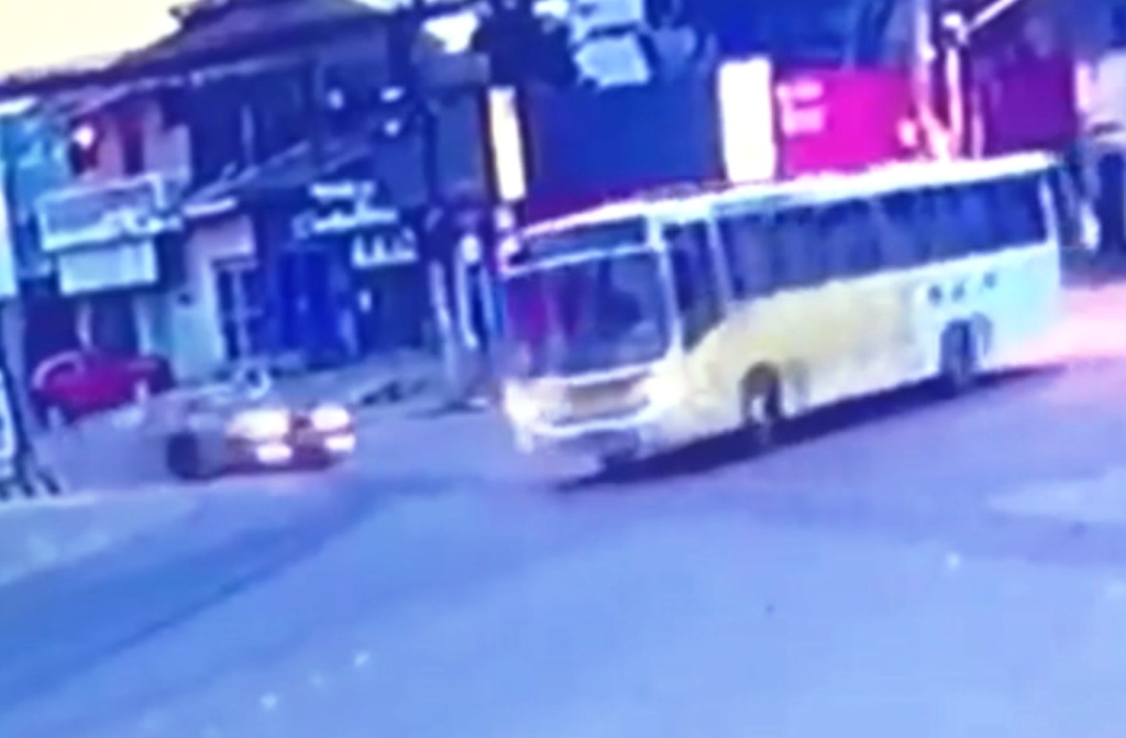 Vídeo mostra momento do impacto do carro roubado contra ônibus, em Rio Branco