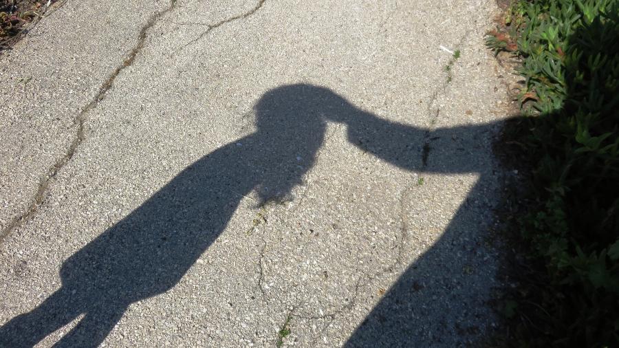 Menina acreana de 10 anos grávida de 5 meses não pode abortar; vizinho é suspeito