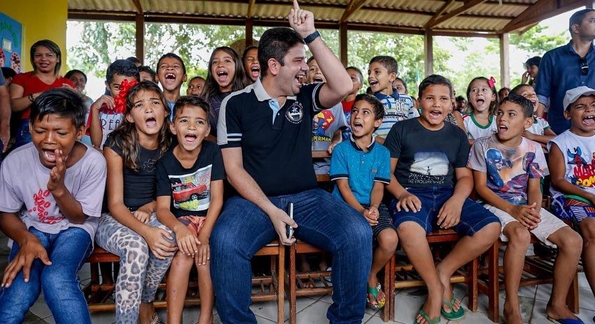 Gladson leva alegria, presentes e Papai Noel para crianças de escola em bairro da Capital