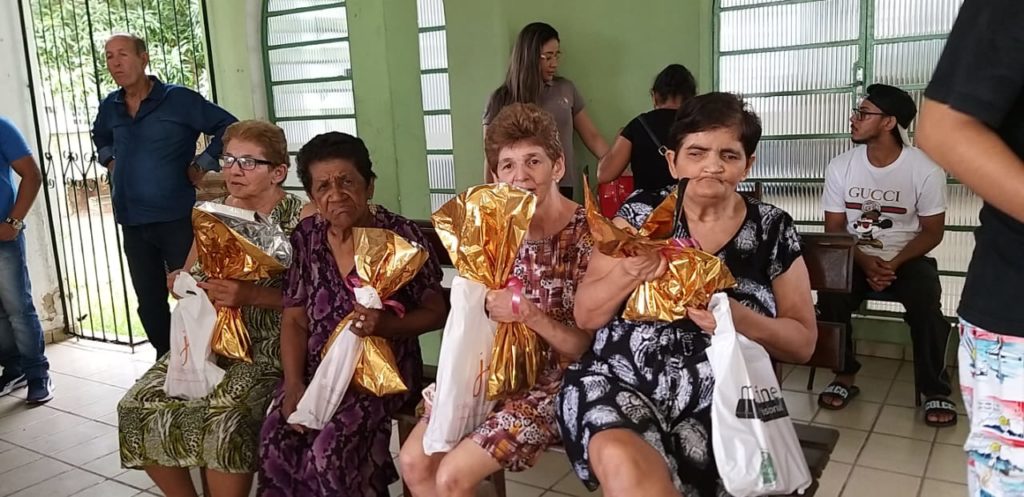 Idosos do Lar Vicentino recebem visitas e presentes de voluntários