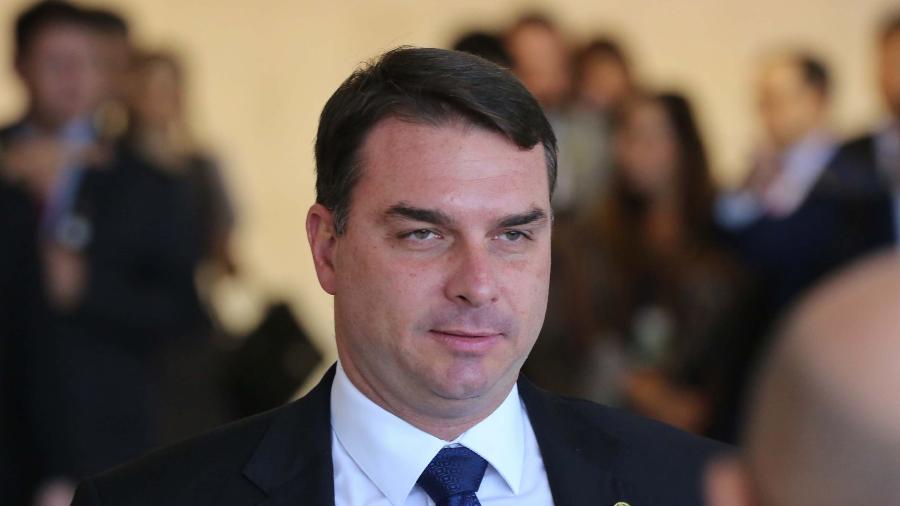 Flávio Bolsonaro lavou até R$ 1,6 milhão em loja de chocolate, diz Ministério Público