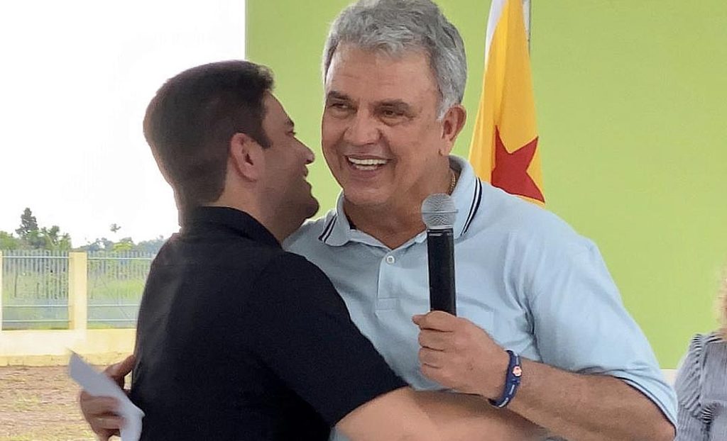 Gladson e Petecão se abraçam após farpas: “Meu senador”, diz governador; “El, el, el meu prefeito é o Luziel”, brinca Petecão