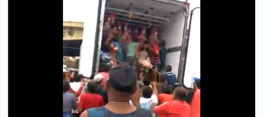 O desespero pela comida voltou: Caminhão de carne é saqueado no Rio de Janeiro