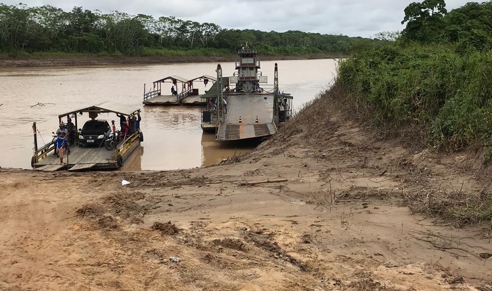 Deracre atrasa manutenção de rampa, e pessoas arriscam travessia em pequenas balsas