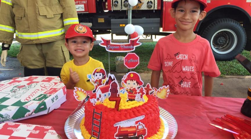 Fã dos Bombeiros, menino ganha festinha de sete anos da corporação no Acre