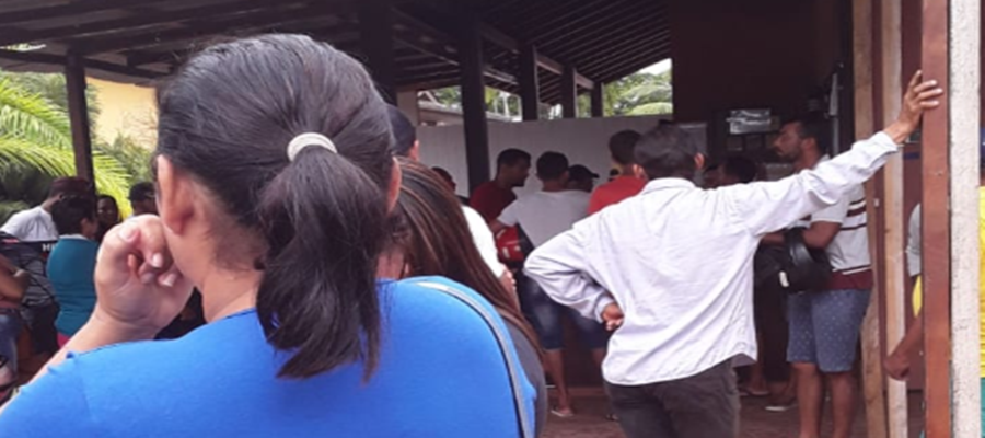 Mesmo sabendo que pagamento será feito hoje, ex-funcionários de ONG fazem manifesto