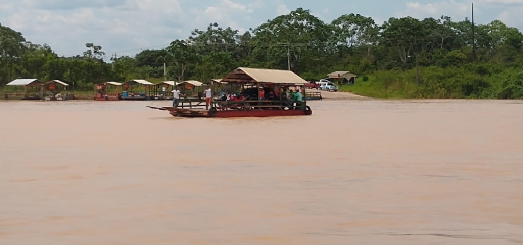 Após exceder peso de catraia, embarcação quase afunda no Rio Juruá