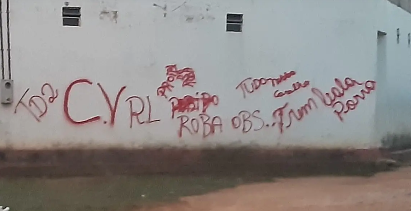 Membros do CV picham muros de escolas e casas em Tarauacá