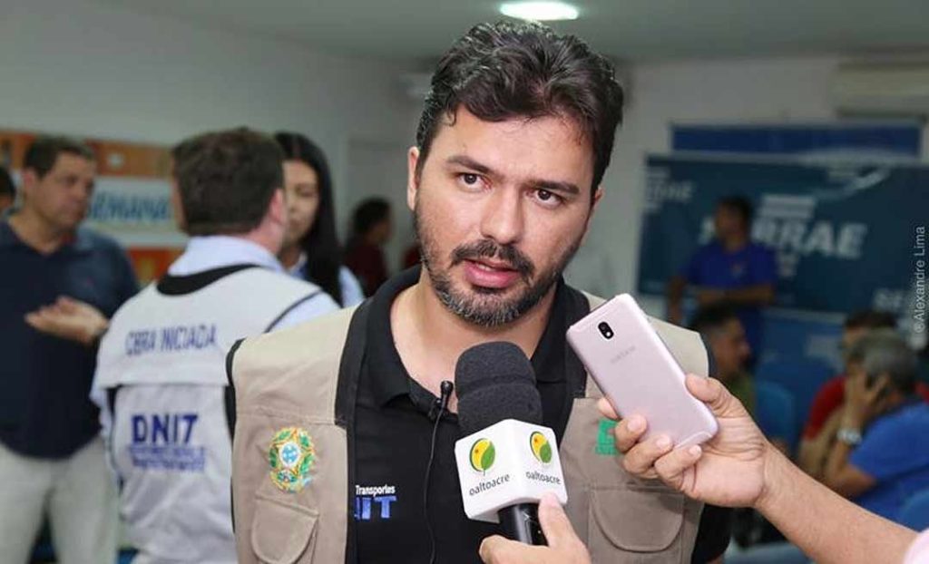 Internauta chama Gladson de “vagabundo” e alega que Thiago Caetano é da “mesma linhagem”; secretário reage