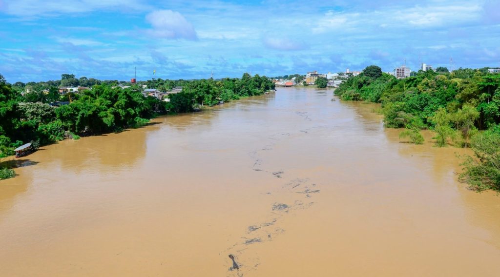 Rio sobe quase 5 metros em menos de 24 horas no Acre e aumenta risco de transbordamento