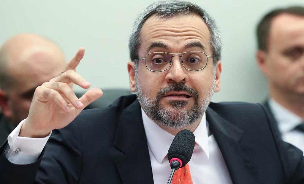 Ministro da Educação escreve “imprecionante” e vira alvo de piada no Twitter