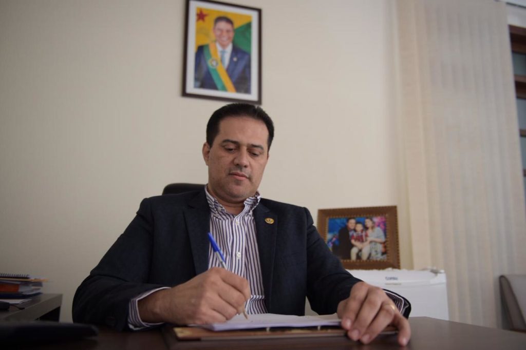 Governador Gladson confirma permanência de Ribamar Trindade na Casa Civil