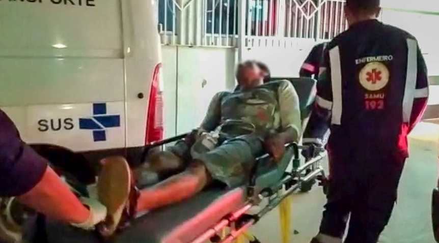 Homem é esfaqueado após chegar em casa com marca de batom; esposa é suspeita