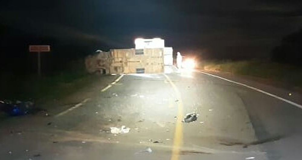 Jovem morre após motocicleta colidir frontalmente com caminhão em rodovia no Acre