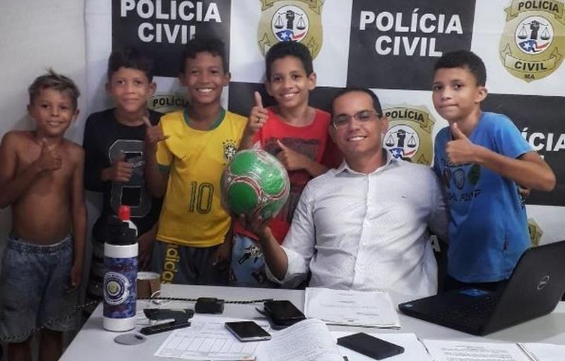Crianças procuram delegacia após vizinha tomar bola, no Maranhão